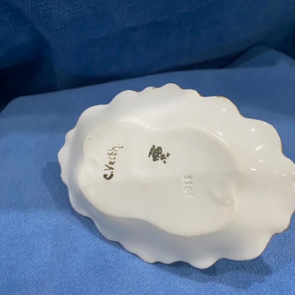 Vintage, ceramic hand painted, 3 piece vanity set. - Picture 8 of 15